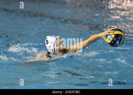 Rom, Italien. November 2021. Juliette D'HALLUIN von Lille UC (FRA) im Einsatz während des Waterpolo Euro League Women, Gruppe B, Tag 1 zwischen Lille UC und Sirens Malta am Polo Natatorio, 18. November 2021 in Rom, Italien. Kredit: Unabhängige Fotoagentur/Alamy Live Nachrichten Stockfoto