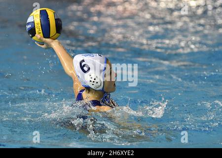 Rom, Italien. November 2021. Juliette D'HALLUIN von Lille UC (FRA) im Einsatz während des Waterpolo Euro League Women, Gruppe B, Tag 1 zwischen Lille UC und Sirens Malta am Polo Natatorio, 18. November 2021 in Rom, Italien. Kredit: Unabhängige Fotoagentur/Alamy Live Nachrichten Stockfoto