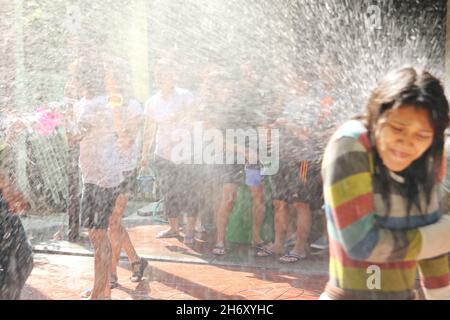 Wasserkampf im Songkran Festival Thai Neujahr am 15. April 2011 in Soi Kraisi, Bangkok, Thailand. Stockfoto