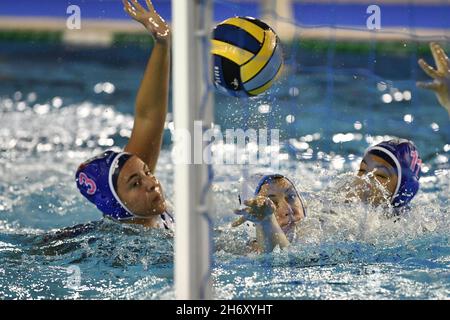 Rom, Italien. 18. November 2021. In Aktion während des Wasserpolo Euro League Women, Gruppe B, Tag 1 zwischen Lille UC und Sirens Malta beim Polo Natatorio, 18. November 2021 in Rom, Italien. Kredit: Unabhängige Fotoagentur/Alamy Live Nachrichten Stockfoto