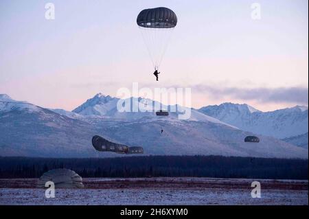 9. November 2021 - Joint Base Elmendorf-Richardson, Alaska, USA - Spezialisten der taktischen Luftkontrollpartei (TACP) der US Air Force, die dem 3. Air Support Operations Squadron zugewiesen wurden, steigen nach einem Sprung von einem US Army CH-47F Chinook Hubschrauber während eines gemeinsamen Flugtrainings über der Malemute Drop Zone, Joint Base Elmendorf-Richardson, Alaska, November 9, 2021. Die Luftbesatzung der Armee vom 1.-52. General Support Aviation Bataillon und die TACPs der Luftwaffe führten die Flugausbildung durch, um die operative Kompetenz in einem strengen Umfeld zu erhalten. (Bild: © US Air Force/ZUMA Press Wire Service/Zhumaper Stockfoto