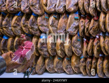 Spanische geräucherte Iberico & Serrano Schinken Beine hängen in Supermarkt Display, Andalusien, Spanien, Europa Stockfoto