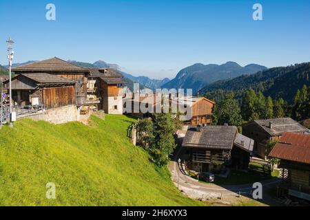 Traditionelle Holzbauten im Alpendorf Sauris di Sopra, Provinz Udine, Friaul-Julisch Venetien, Nordostitalien Stockfoto