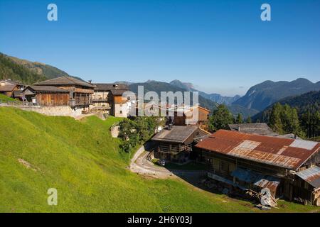 Traditionelle Holzbauten im Alpendorf Sauris di Sopra, Provinz Udine, Friaul-Julisch Venetien, Nordostitalien Stockfoto