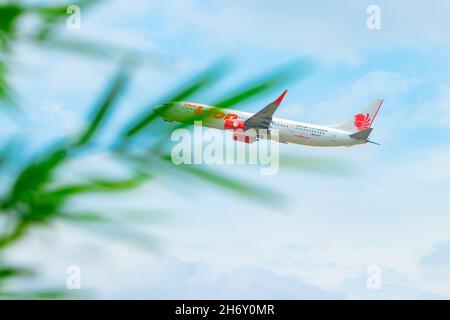 Thailand, Ching Mai, 14. August 2018, Airbus A320-251N-Flugzeuge starten vom Flughafen Chiang Mai Flugzeug am blauen Himmel mit Wolken. Stockfoto