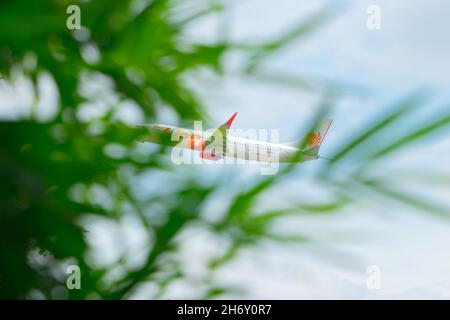 Thailand, Ching Mai, 14. August 2018, Airbus A320-251N-Flugzeuge starten vom Flughafen Chiang Mai Flugzeug am blauen Himmel mit Wolken. Stockfoto