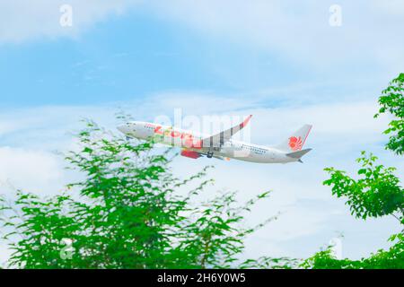 Thailand, Ching Mai, 14. August 2018, Airbus A320-251N-Flugzeuge starten vom Flughafen Chiang Mai Flugzeug am blauen Himmel mit Wolken. Stockfoto