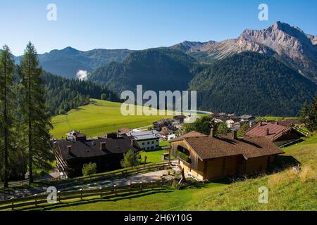 Traditionelle Holzbauten im Alpendorf Sauris di Sopra, Provinz Udine, Friaul-Julisch Venetien, Italien. Monte Bivera ist im Hintergrund Stockfoto