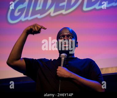 Schwarzer malawischer Komiker Daliso Chaponda auf der Bühne des Gilded Balloon, Edinburgh Festival Fringe, Schottland, Großbritannien Stockfoto