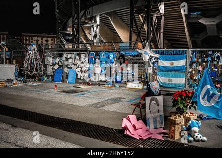 Napoli, stadio San Paolo, cimeli per ricordare Maradona nei giorni della morte Stockfoto