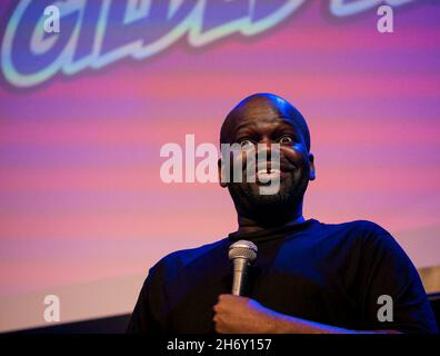 Schwarzer malawischer Komiker Daliso Chaponda auf der Bühne des Gilded Balloon, Edinburgh Festival Fringe, Schottland, Großbritannien Stockfoto