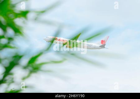 Thailand, Ching Mai, 14. August 2018, Airbus A320-251N-Flugzeuge starten vom Flughafen Chiang Mai Flugzeug am blauen Himmel mit Wolken. Stockfoto