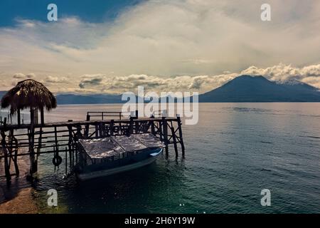 Blick auf die Vulkane Toliman und Atitlan, Lake Atitlan, Guatemala Stockfoto