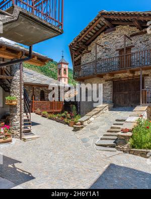 Das malerische Dorf Torrette, im Varaita-Tal. Provinz Cuneo, Piemont, Norditalien. Stockfoto