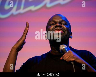 Schwarzer malawischer Komiker Daliso Chaponda auf der Bühne des Gilded Balloon, Edinburgh Festival Fringe, Schottland, Großbritannien Stockfoto