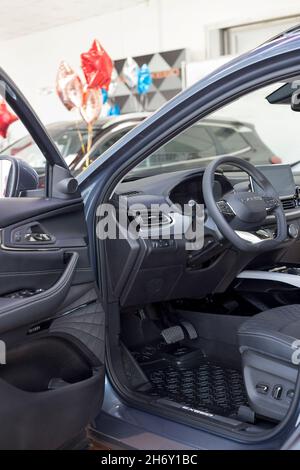 Russland, Izhevsk - 19. August 2021: Chery Showroom. Interieur neuen modernen Chery exeed TXL Auto im Händler Showroom. Ansicht mit geöffneter Fahrertür. Stockfoto