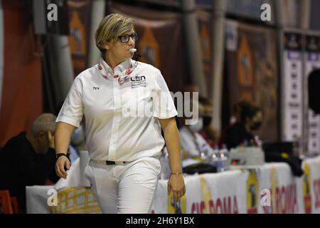 Rom, Italien. November 2021. Schiedsrichter während des Wasserpolo Euro League Women, Gruppe B, Tag 1 zwischen Lille UC und Sirens Malta am Polo Natatorio, 18. November 2021 in Rom, Italien. Kredit: Unabhängige Fotoagentur/Alamy Live Nachrichten Stockfoto