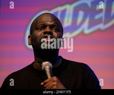 Schwarzer malawischer Komiker Daliso Chaponda auf der Bühne des Gilded Balloon, Edinburgh Festival Fringe, Schottland, Großbritannien Stockfoto