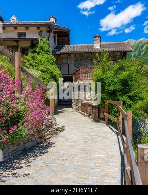 Das schöne Dorf Usseaux, im Chisone-Tal. Provinz Turin, Piemont, Italien. Stockfoto