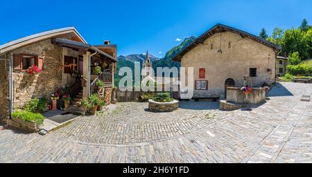 Das schöne Dorf Usseaux, im Chisone-Tal. Provinz Turin, Piemont, Italien. Stockfoto