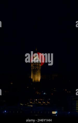 Galata Tower. Galata Tower mit Vollmond am Beginn. Istanbul Geschichte vertikalen Hintergrund Foto. Istanbul bei Nacht. Stockfoto