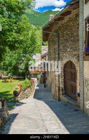 Das schöne Dorf Usseaux, im Chisone-Tal. Provinz Turin, Piemont, Italien. Stockfoto