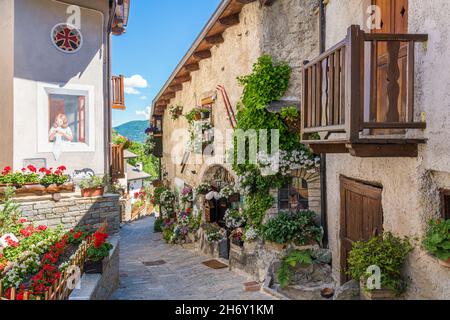 Das schöne Dorf Usseaux, im Chisone-Tal. Provinz Turin, Piemont, Italien. Stockfoto