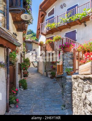 Das schöne Dorf Usseaux, im Chisone-Tal. Provinz Turin, Piemont, Italien. Stockfoto