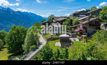 Das malerische Dorf Petit Rhun in der Nähe von Saint Vincent. Aostatal, Norditalien. Stockfoto