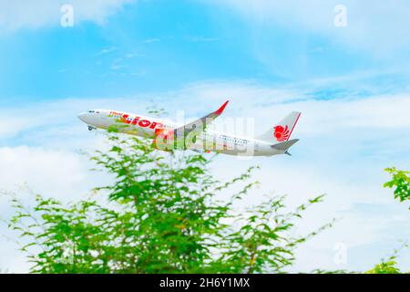 Thailand, Ching Mai, 14. August 2018, Airbus A320-251N-Flugzeuge starten vom Flughafen Chiang Mai Flugzeug am blauen Himmel mit Wolken. Stockfoto