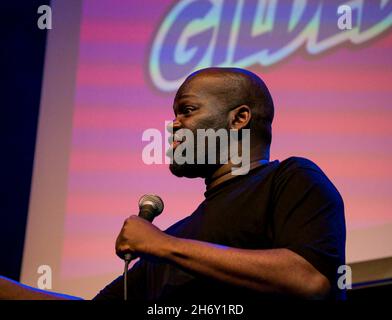 Schwarzer malawischer Komiker Daliso Chaponda auf der Bühne des Gilded Balloon, Edinburgh Festival Fringe, Schottland, Großbritannien Stockfoto