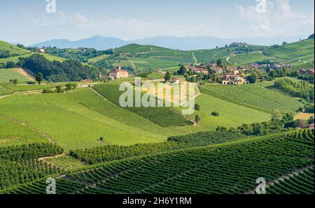 Panoramablick auf die Burg Barolo, von der kleinen Cappella delle Brunate aus gesehen. Langhe, Piemont, Italien. Stockfoto