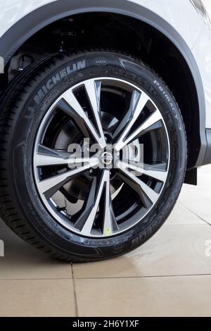 Russland, Izhevsk - 19. Februar 2021: Nissan Showroom. Das Leichtmetallrad des Qashqai Autos. Leichtmetallrad mit Michelin-Reifen. Moderne Verkehrsmittel. Stockfoto