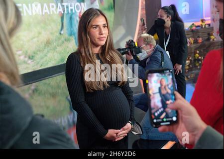 18. November 2021, Nordrhein-Westfalen, Hürth: Sängerin Sarah Engels ist beim 26. RTL-Telethon im Studio. Foto: Henning Kaiser/dpa Stockfoto