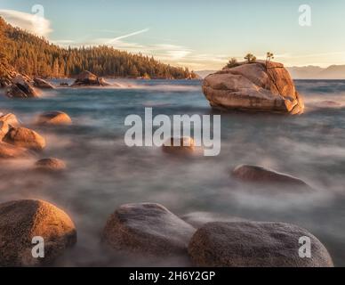 Wunderschöne Landschaft am Ufer des Lake Tahoe am berühmten Bonsai Rock an einem frühen Herbstabend. Stockfoto