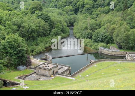 Der Abflusspunkt von einem großen Staudamm des Reservoirs. Stockfoto