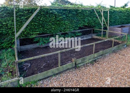 Keine Gartenarbeit. Gemüseplot mit Pappe und Schicht von Kompost Mulch bedeckt, um Unkraut zu unterdrücken und den Boden zu verbessern bereit für die Pflanzung im nächsten Frühjahr. Stockfoto