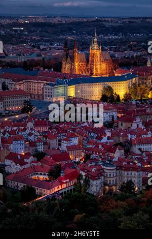 Die Prager Burg von Petrin Turm Aussichtspunkt in der Nacht, Prag, Tschechische republik Stockfoto