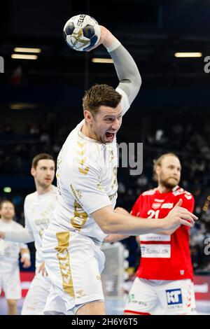 Kiel, Deutschland. November 2021. Handball: Champions League, THW Kiel - Aalborg HB, Gruppenphase, Gruppe A, Matchday 7, Wunderino Arena. Der Kieler Niclas Ekberg wirft auf das Tor. Quelle: Frank Molter/dpa/Alamy Live News Stockfoto