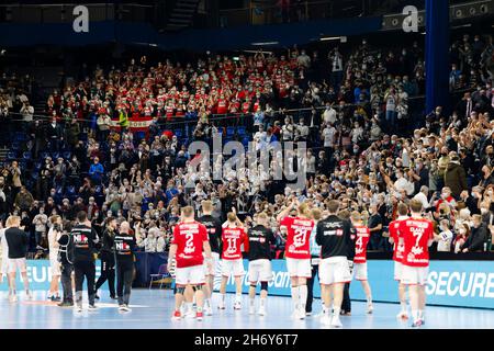 Kiel, Deutschland. November 2021. Handball: Champions League, THW Kiel - Aalborg HB, Gruppenphase, Gruppe A, Matchday 7, Wunderino Arena. Die dänischen Spieler danken ihren Reisenden Fans. Quelle: Frank Molter/dpa/Alamy Live News Stockfoto