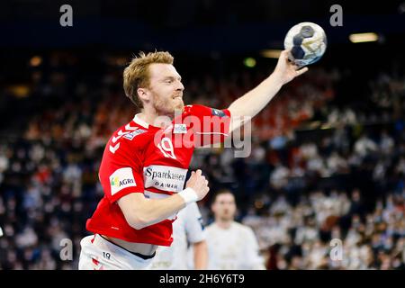 Kiel, Deutschland. November 2021. Handball: Champions League, THW Kiel - Aalborg HB, Gruppenphase, Gruppe A, Matchday 7, Wunderino Arena. Kielers Jesper Schmidt wirft auf das Tor. Quelle: Frank Molter/dpa/Alamy Live News Stockfoto