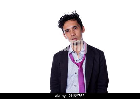 Verwirrter Geschäftsmann, der mit verblüfftem Ausdruck auf die Kamera starrte, isoliert auf einem völlig weißen Hintergrund. Geschäftsmann in ungeordentner Kleidung. Stockfoto