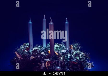 Vier Adventskerzen im Adventskranz Stockfoto