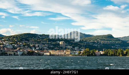 Lugano, Schweiz - Oktober 6th 2021: Skyline der Stadt mit den umliegenden Bergen vom See aus gesehen Stockfoto