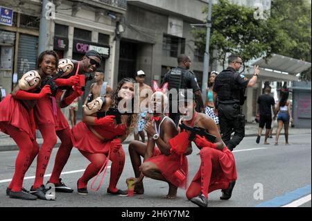 Brasilien – 22. Februar 2020: Nachtschwärmer, die als Figuren der Money Heist Serie verkleidet sind, nehmen an den Karnevalsfeiern in der Innenstadt von Rio de Janeiro Teil. Stockfoto