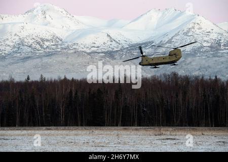 9. November 2021 - Joint Base Elmendorf-Richardson, Alaska, USA - Ein Hubschrauber der US-Armee CH-47F Chinook, der von der Luftbesatzung des General Support Aviation Bataillons 1-52 betrieben wird, hebt von der Malemute Drop Zone ab, während er das gemeinsame Flugtraining auf der Joint Base Elmendorf-Richardson, Alaska, am 9. November 2021 unterstützt. Die Luftwaffenflieger und Spezialisten der Luftwaffe der Luftwaffe der 3. Luftunterstützungs-Einsatztruppe führten das Flugtraining durch, um die operative Kompetenz in einem strengen Umfeld zu erhalten. Quelle: U.S. Air Force/ZUMA Press Wire Service/ZUMAPRESS.com/Alamy Live News Stockfoto