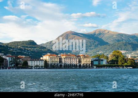 Lugano, Schweiz - Oktober 6th 2021: Skyline der Stadt mit den umliegenden Bergen vom See aus gesehen Stockfoto