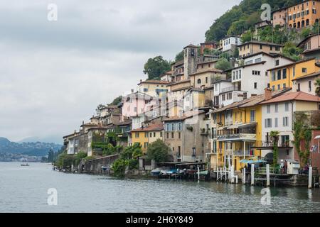 Gandria, Schweiz - October3rd 2021: Das berühmte Dorfzentrum vom See aus gesehen Stockfoto