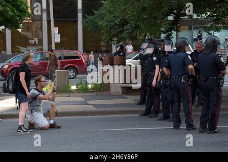 Toronto, Ontario, Kanada - 25. Juni 2010: Randalierer konfrontieren die Randalierungspolitik in einem Protest vor dem G20-Gipfel Stockfoto