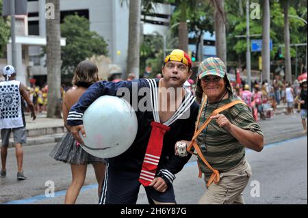 Brasilien - 22. Februar 2020: Nachtschwärmer, die als Sitcom-Figuren aus dem Fernsehen von El Chavo verkleidet sind, treten während einer Karnevalsparty in Rio de Janeiro auf Stockfoto